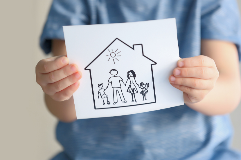 desenho de criança com a família dentro de uma casa