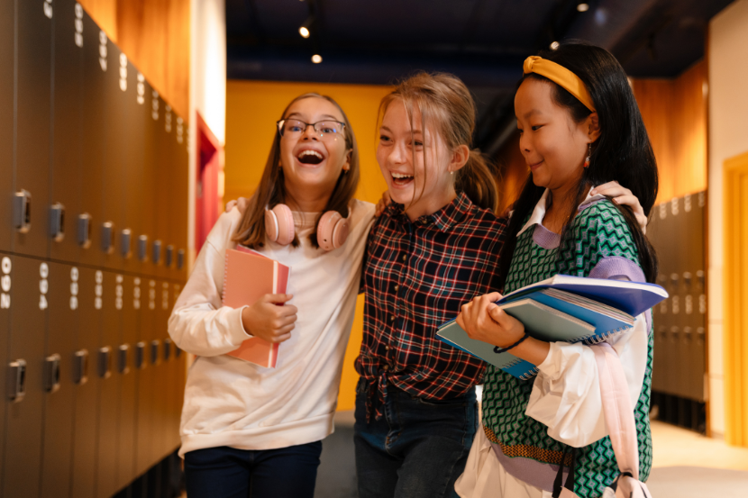 amigas felizes abraçadas na escola