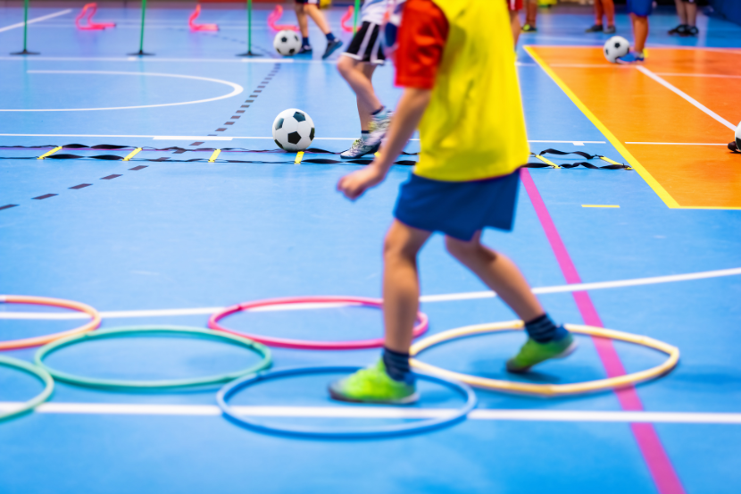 crianças trabalhando o futebol e o esporte com circuitos na quadra da escola