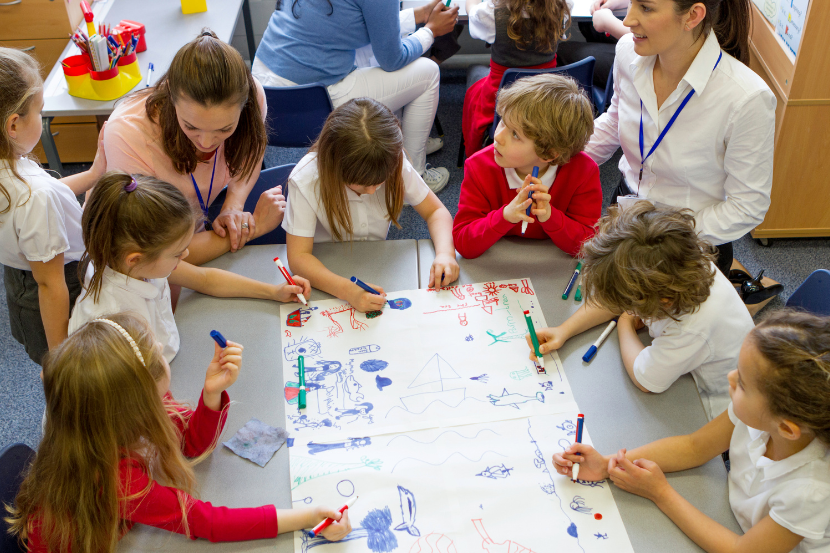 crianças fazendo pintura coletiva em atividade do dia dos namorados na escola