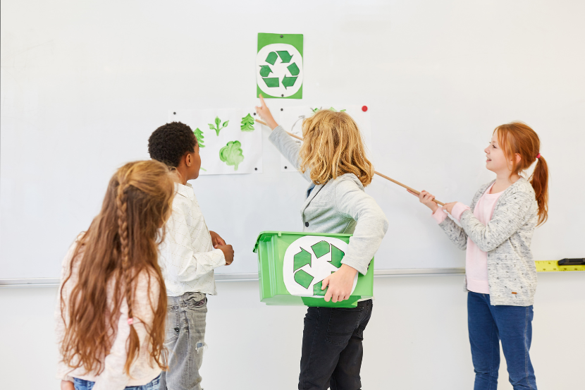 crianças aprendendo sobre sustentabilidade e reciclagem no dia do meio ambiente