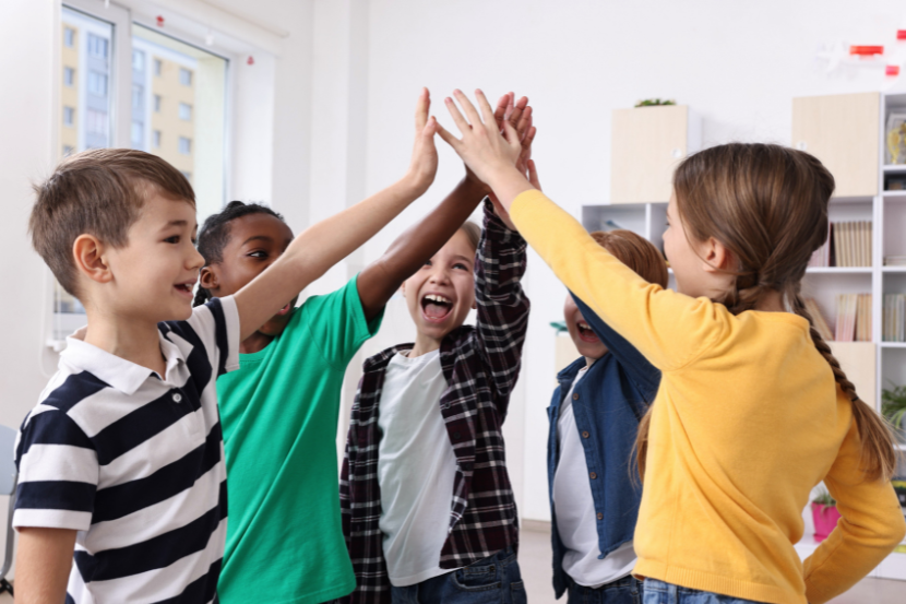 crianças em sala de aula celebrando por atividade dia do amigo na escola