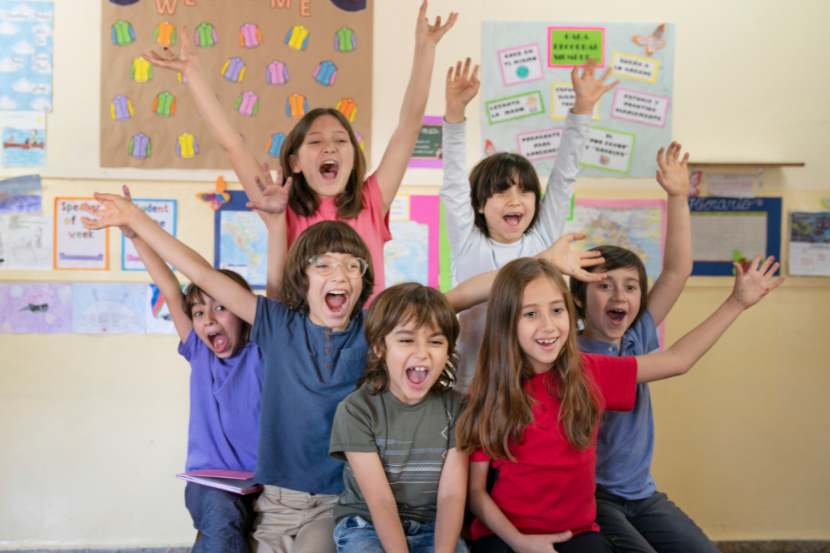 alunos juntos e felizes celebrando o dia do amigo na escola