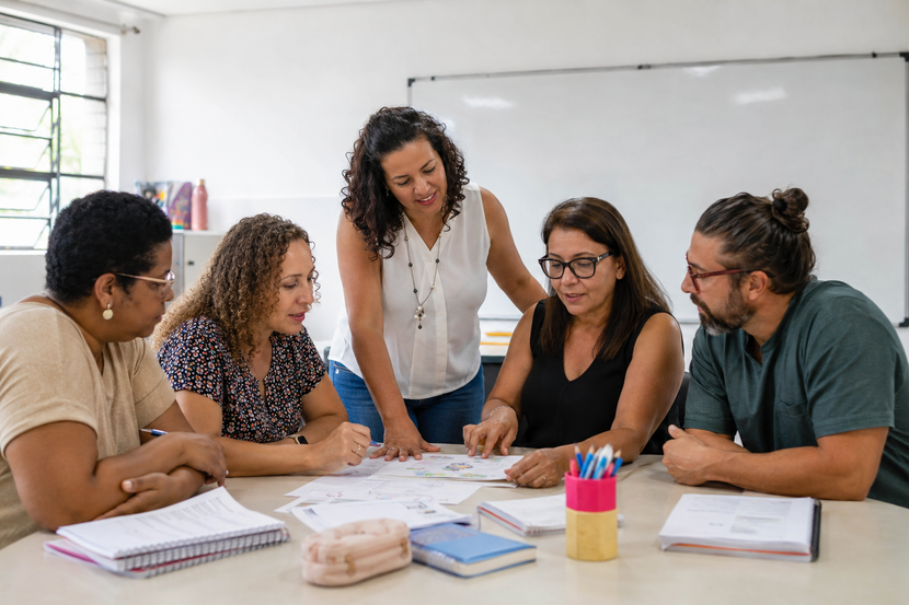 equipe pedagógica reunida com profissionais da educação