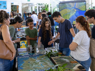 Estudantes apresentam atividades para o Dia da Amazônia em feira cultural e científica na escola
